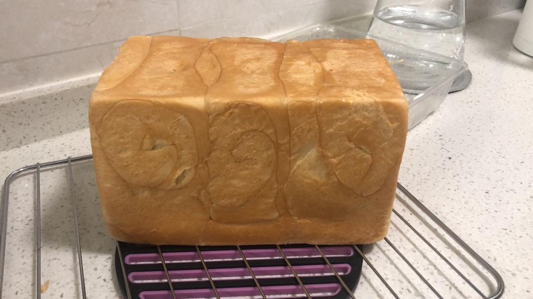 可以拉丝的超级软奶香吐司面包