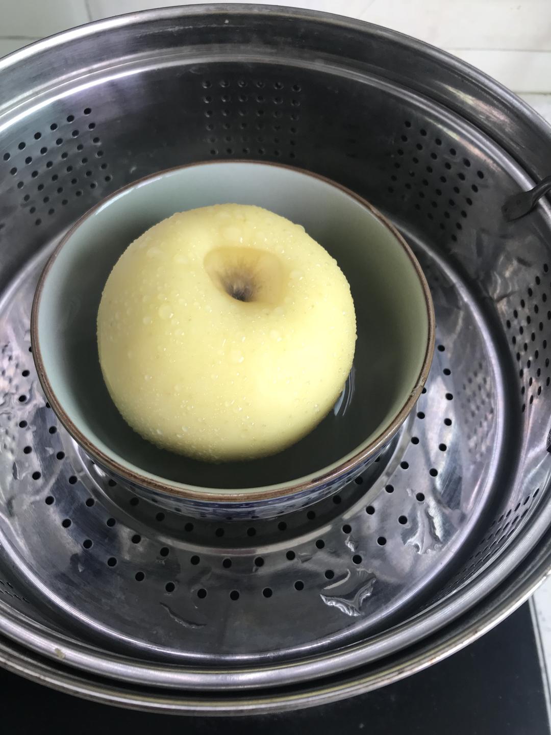 苹果洗净,我选的那种粉粉的黄金帅,上锅隔水蒸8分钟6个月宝宝,苹果泥