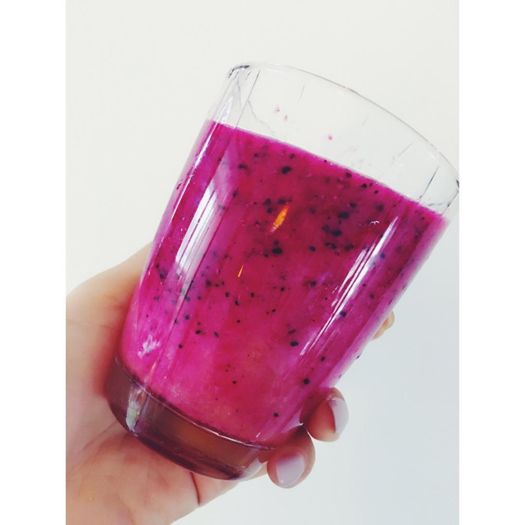 散步的鱼做的火龙果雪梨汁