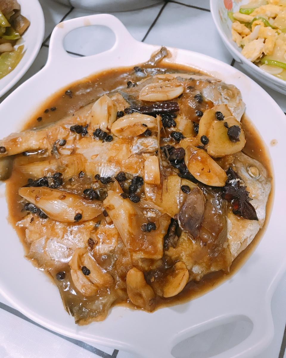 传统中式红烧平鱼