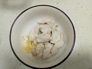 鸡胸肉炒腐竹的做法 步骤1
