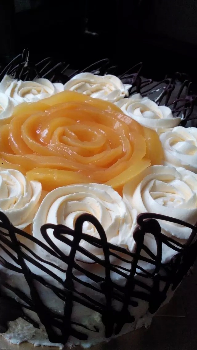 蓝森林-1做的草莓蛋糕(巧克力围边)