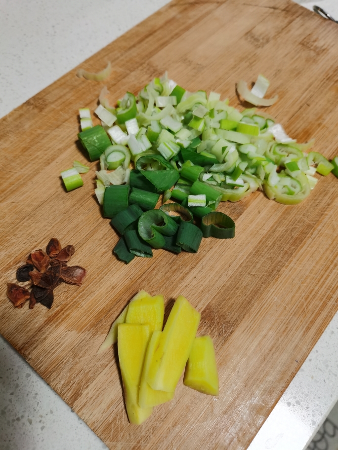 东北菜～排骨炖酸菜的做法 步骤2