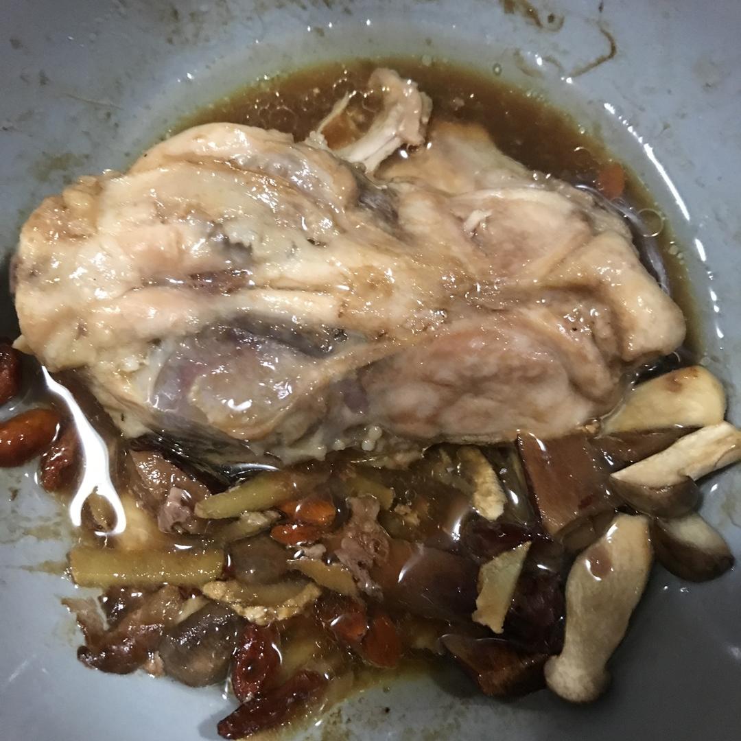 红枣杞子蒸滑鸡