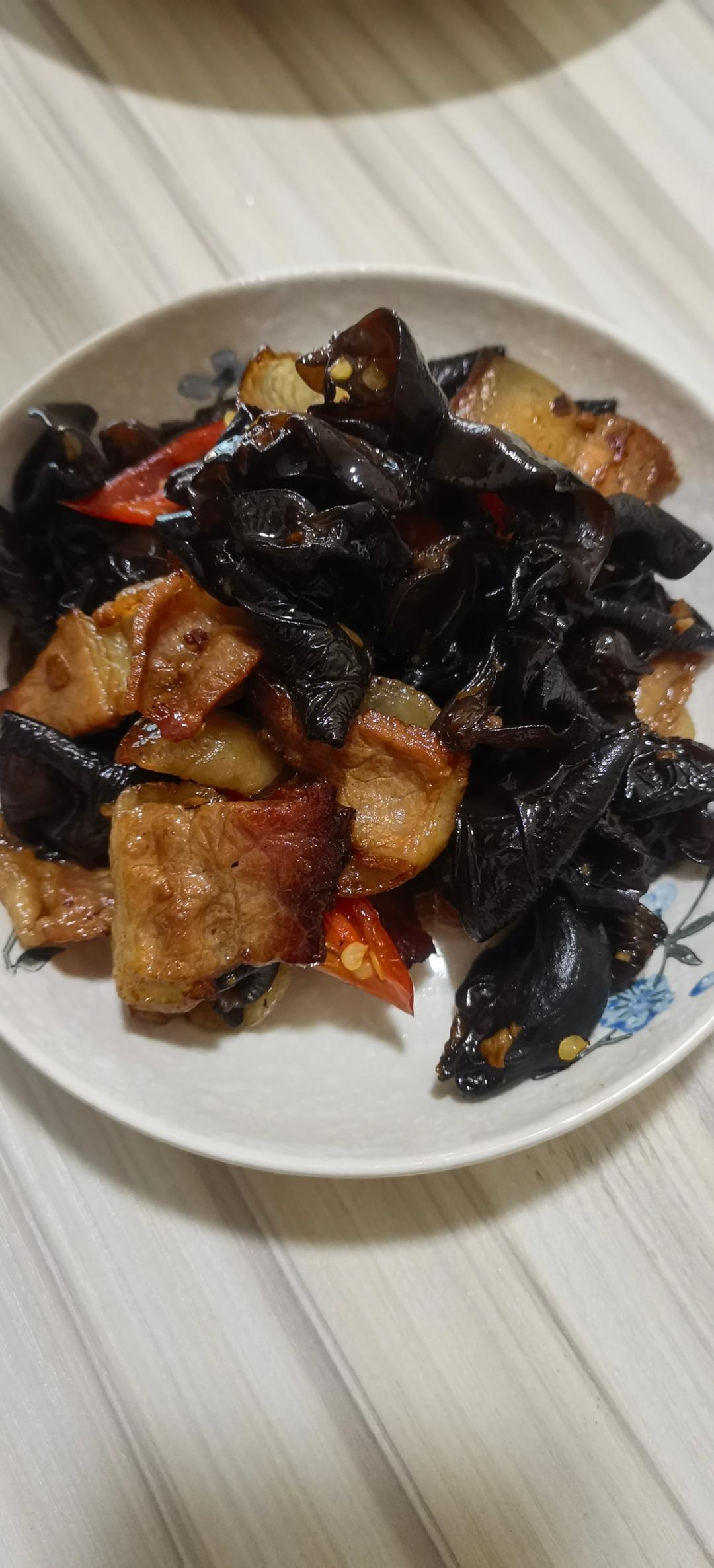 腊肉炒洋葱黑木耳