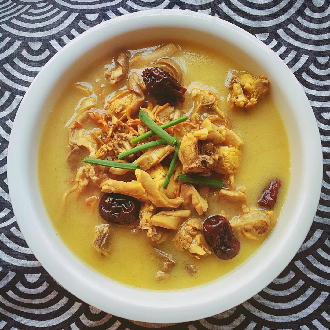 一只熊的干饭日记做的虫草花猪肚鸡汤