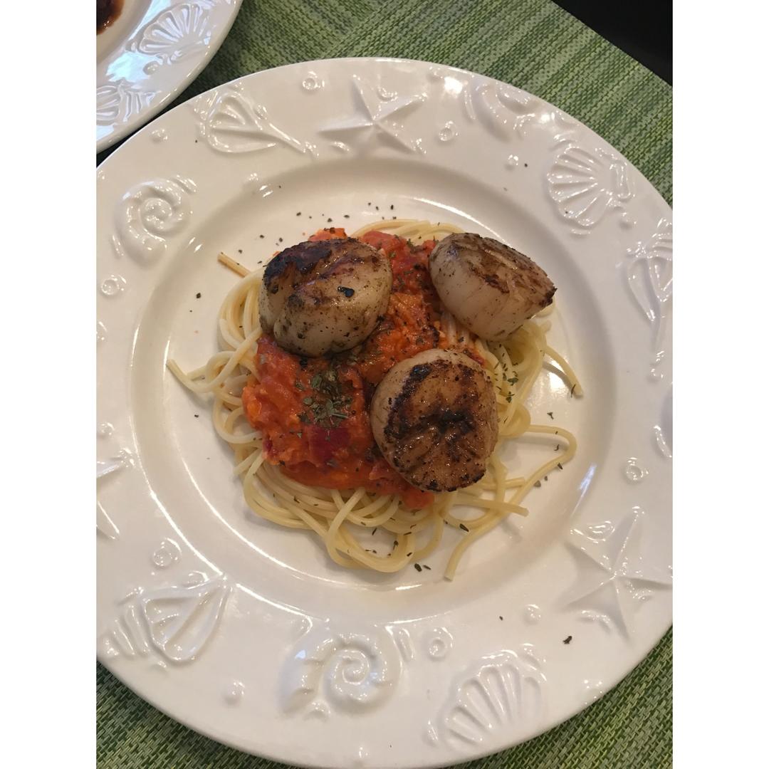 茄汁意面配嫩煎带子