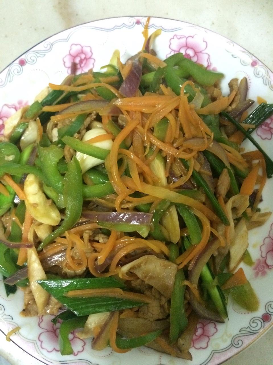 超下饭的青椒胡萝丝炒肉