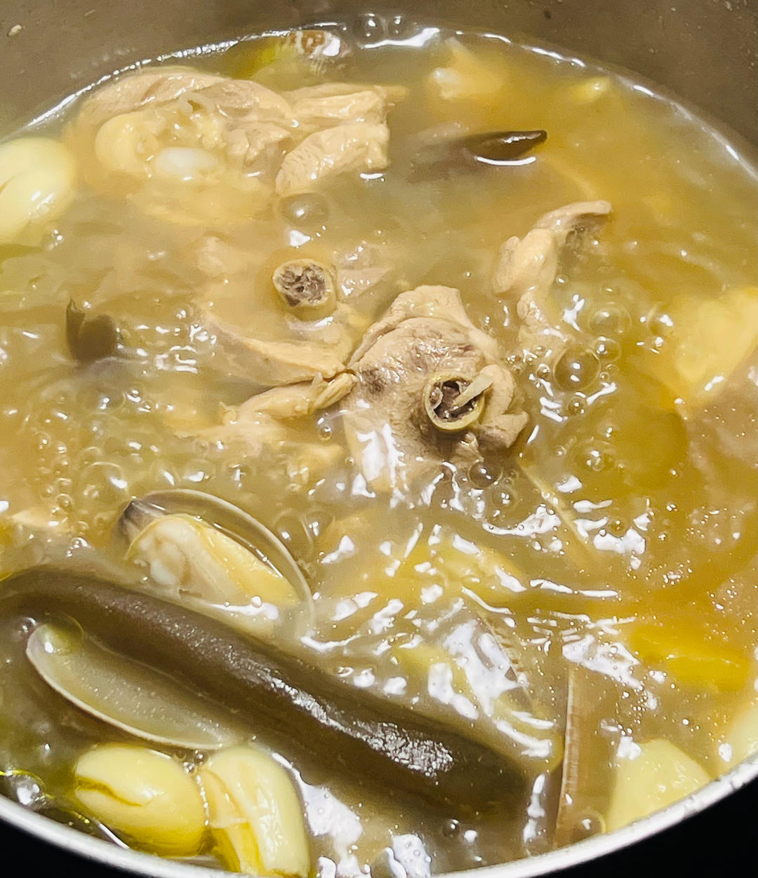 暖胃之选：剥皮辣椒蛤蜊鸡汤