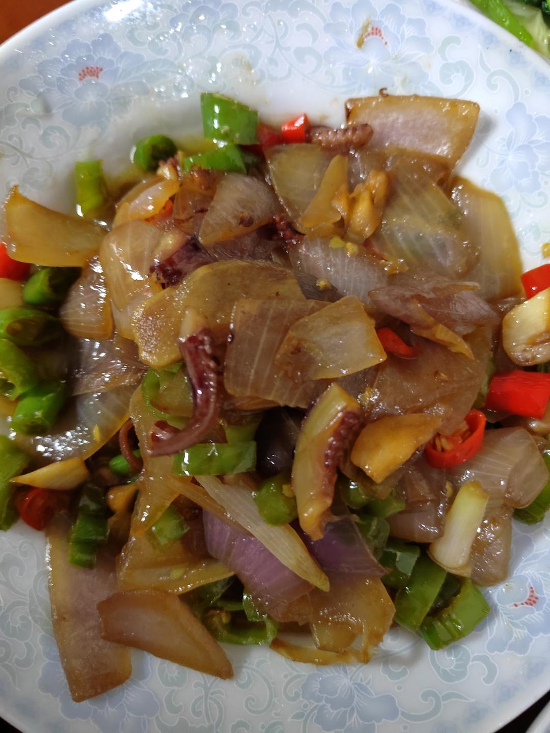 完全没有腥味超好吃营养的洋葱炒鱿鱼须