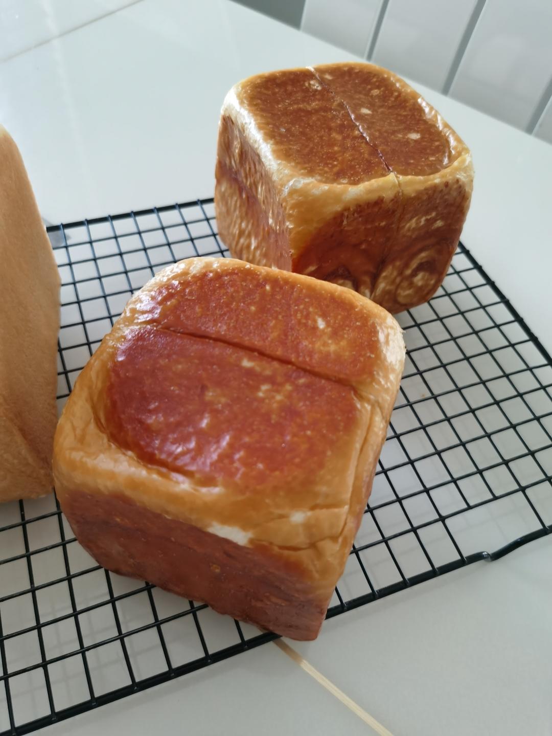 火遍上海网红店的爆款！最省事的碱水吐司制作方法来了