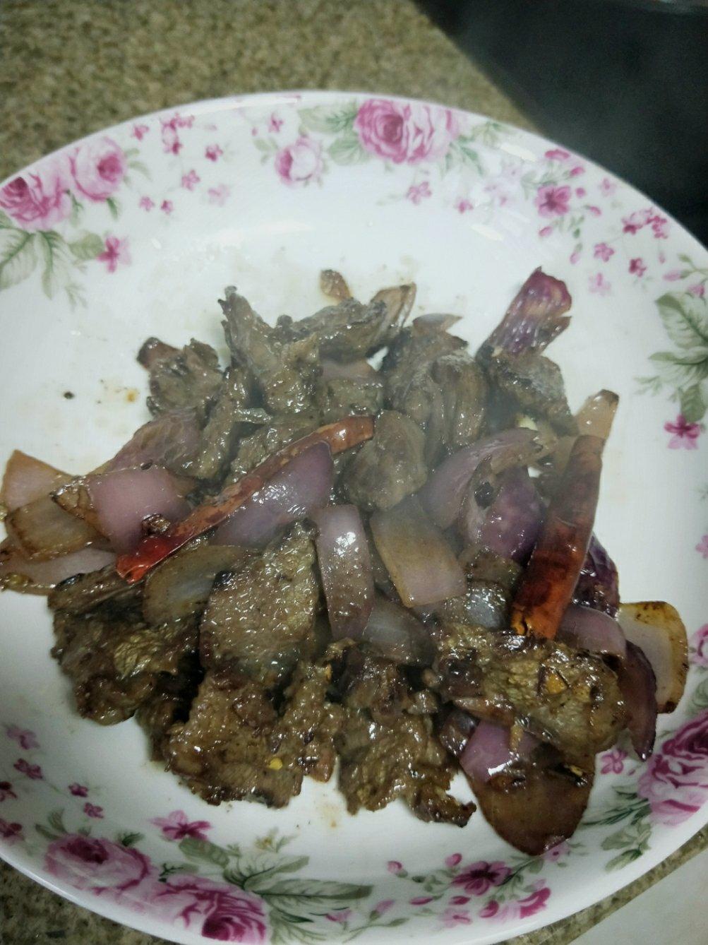 孜然洋葱炒牛肉粒