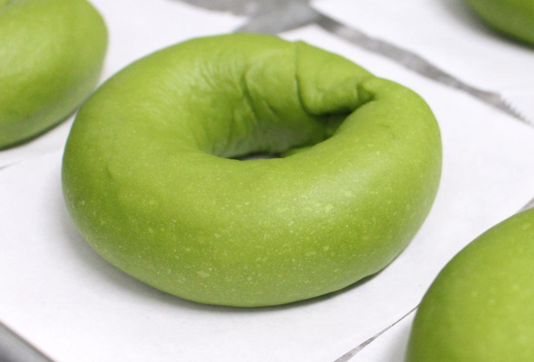 绿油油的抹茶红豆贝果