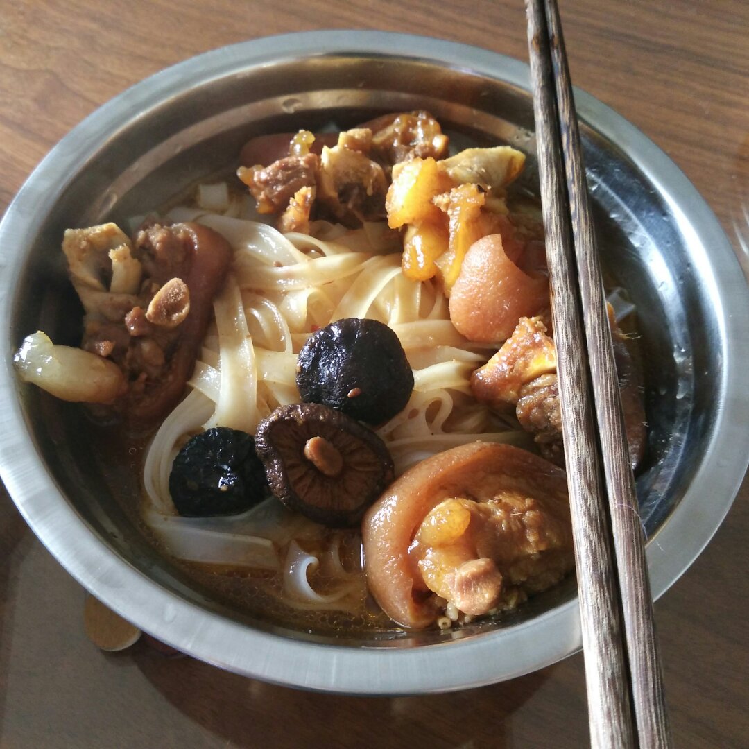 小妮子在厨房各种瞎折腾