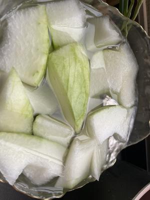 夏季消暑营养好味的砂锅冬瓜筒骨汤的做法 步骤2