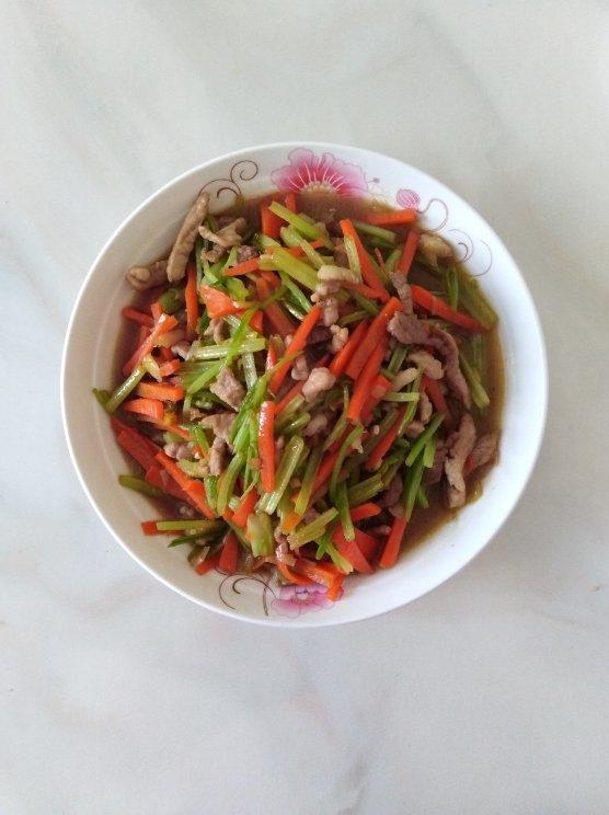 西芹胡萝卜青椒炒牛肉丝（快手）