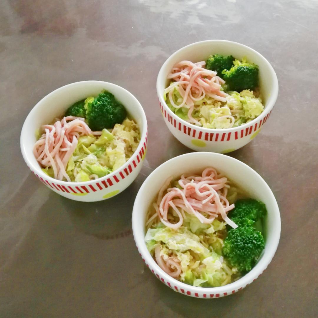 火腿丝蔬菜鸡蛋面