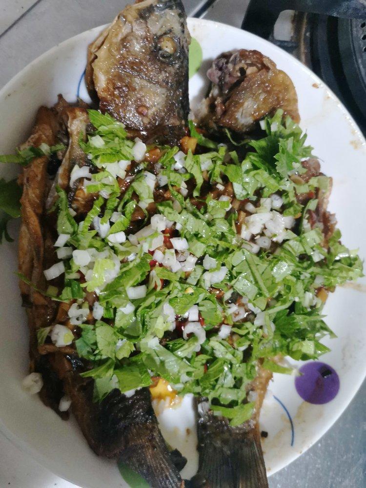 细嫩鲜香家常红烧小鲫鱼