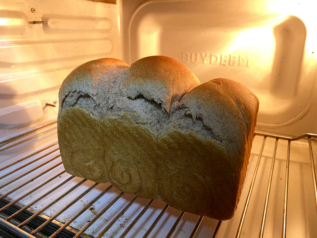 柔软的蜂蜜牛乳全麦吐司