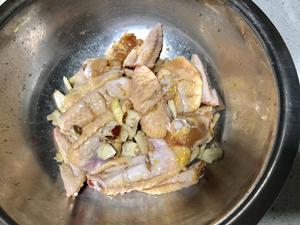沙姜盐焗鸡翅（砂锅版）的做法 步骤2