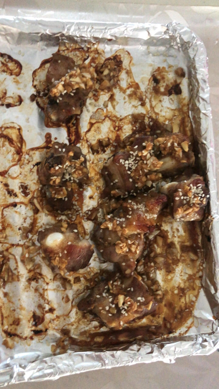 外焦里嫩！好吃到舔手指的蒜香烤排骨