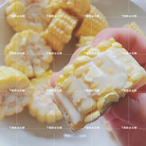 10分钟菜谱:软糯香甜的黄油焗玉米的做法 步骤2