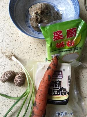 晚餐 健康无油香菇肉末豆腐圆子 空气炸锅制作的做法 步骤1