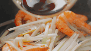 必备年菜油焖大虾的做法 步骤12