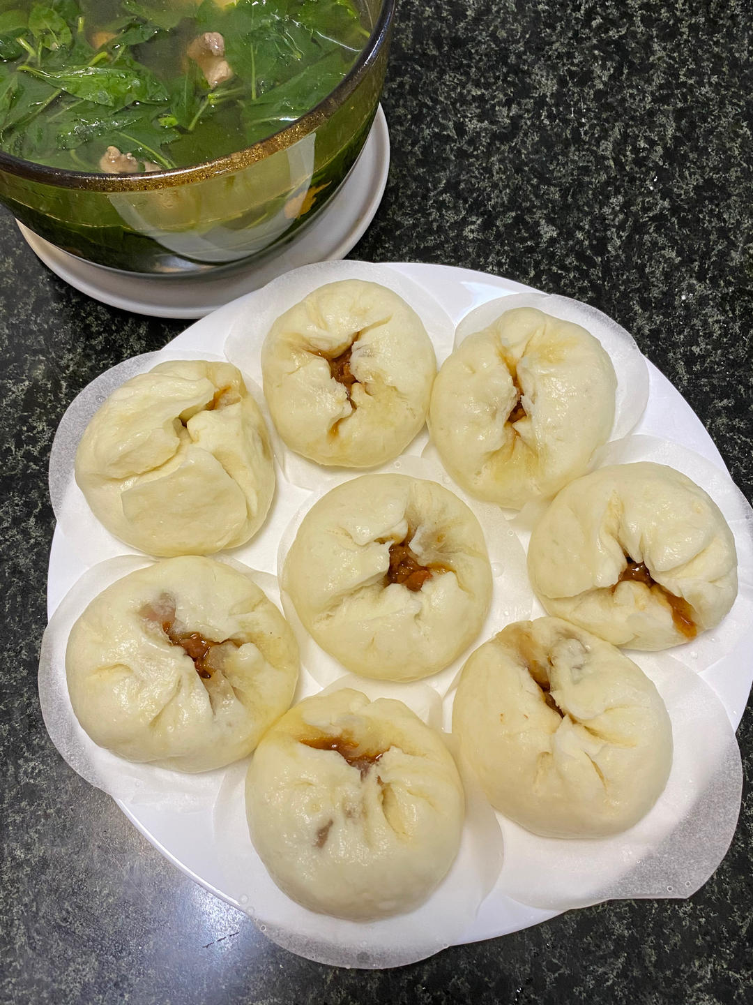 云朵般松软爆浆蜜汁叉烧包