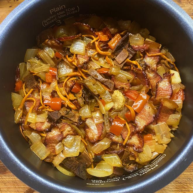 腊肉煲饭（粒粒分明不粘稠+神仙美味）的做法