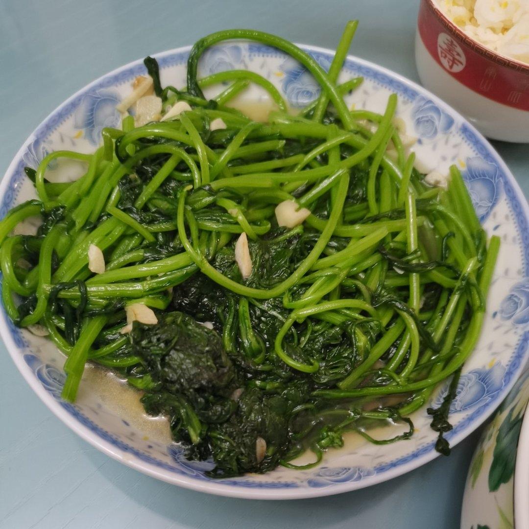 简单实用的爆炒茼蒿（青菜）