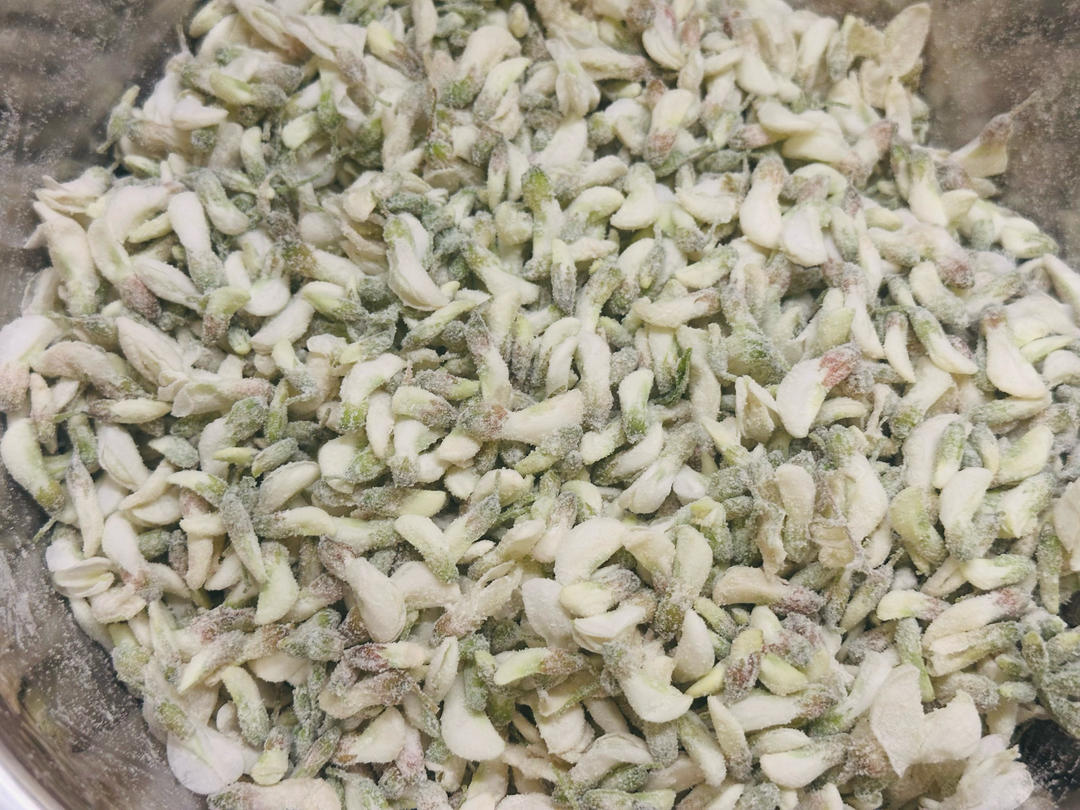 如何做一份成功的蒸槐花饭——附拌面粉的视频