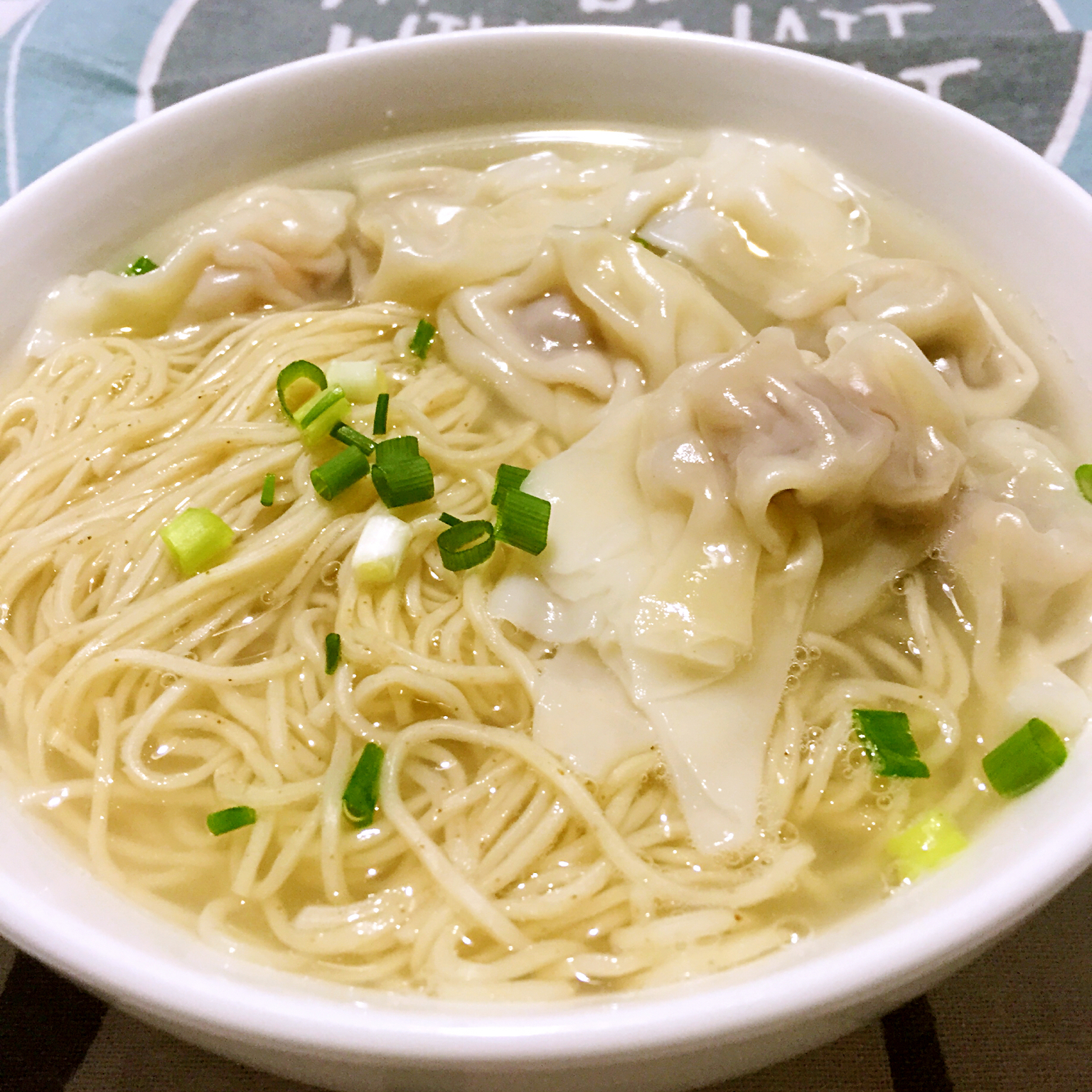 爱啃肉骨头的比目鱼做的经典港式鲜虾云吞面