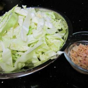 清炒虾米卷心菜的做法 步骤2