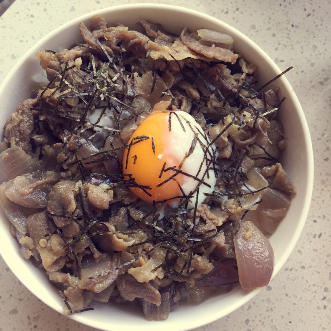 【温泉蛋肥牛盖饭】