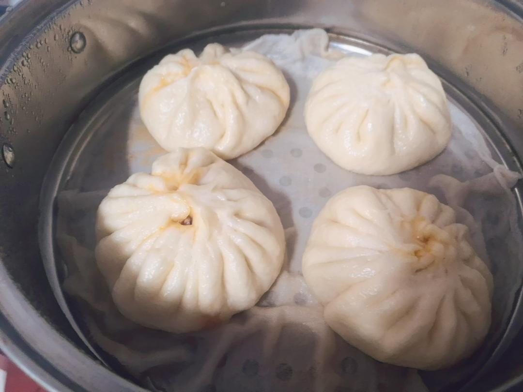 松软多汁的肉包子