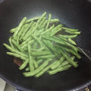 腊肠橄榄菜炒四季豆的做法 步骤2