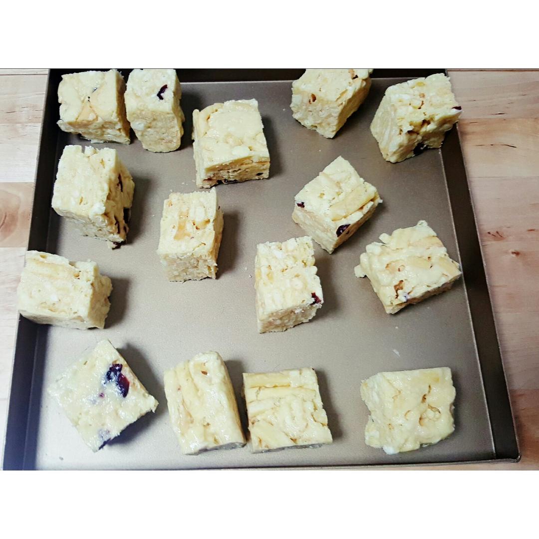 蔓越莓牛扎糖沙琪玛