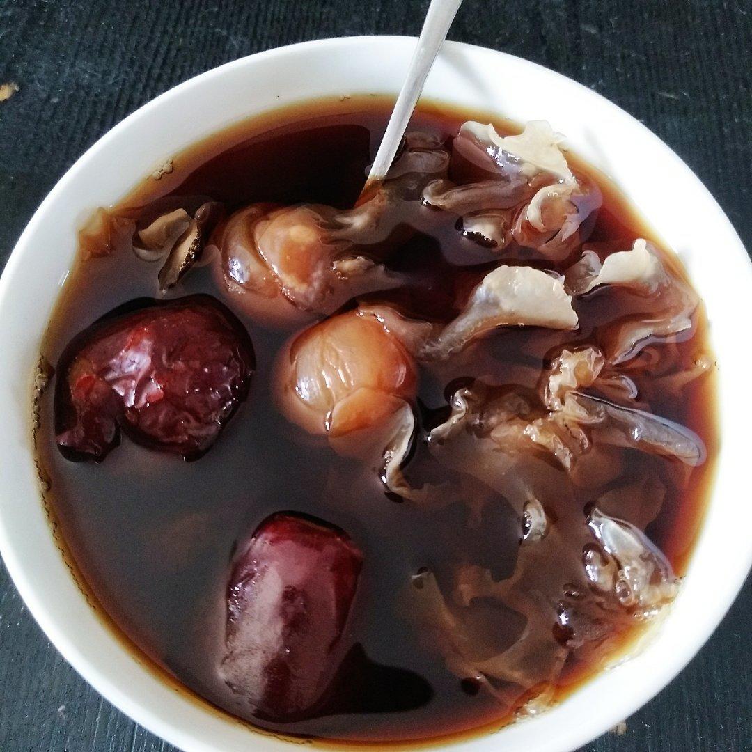 桂圆银耳红枣枸杞红糖姜水