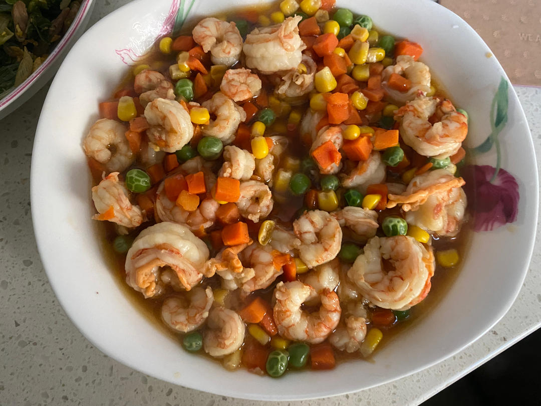 青豆，胡萝卜，玉米炒虾仁。