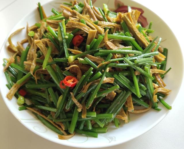 韭菜苔炒绿皮青豆腐竹的做法