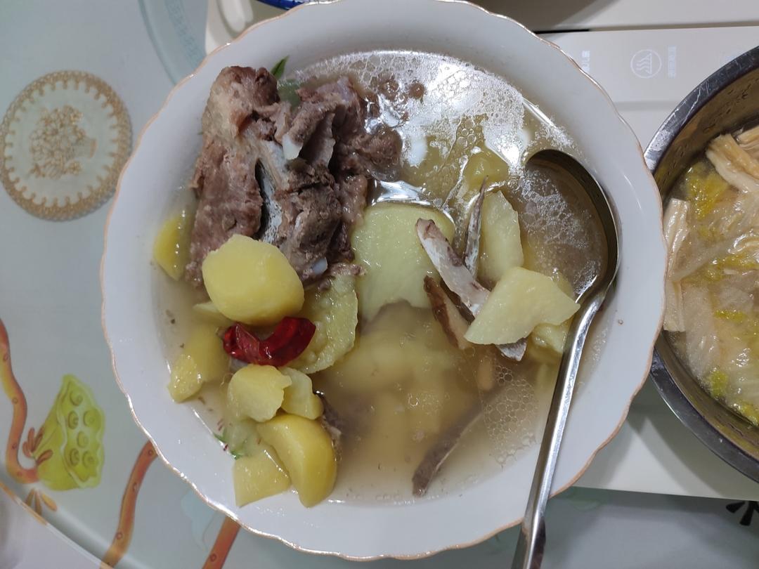 排骨炖土豆汤