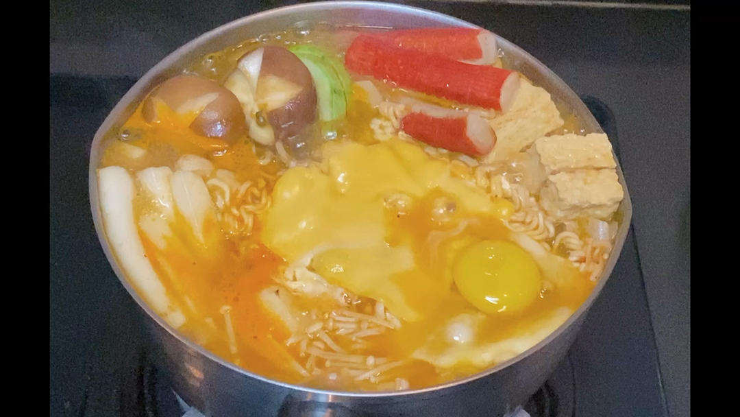 泡菜风味排骨年糕锅