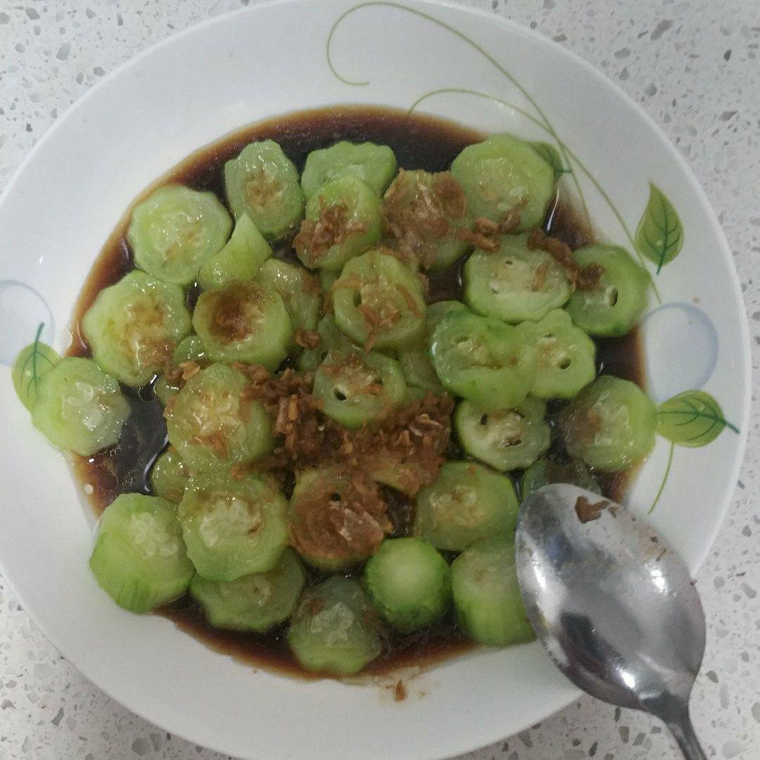 只需要五分钟就可以的美味蒜蓉蒸丝瓜