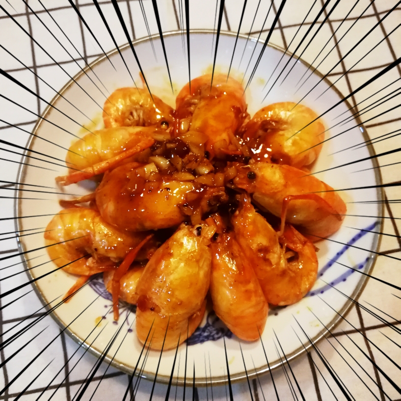 7月沼虾季，是杭州人最爱的“老头儿油爆虾🦐”食材，肚子开一刀，过油后像元宝只只裹着浓汁，咬一口💋肉质Q弹微微甜，加了芥末的升级版“油爆芥末沼虾🦐”，味道棒棒的做法