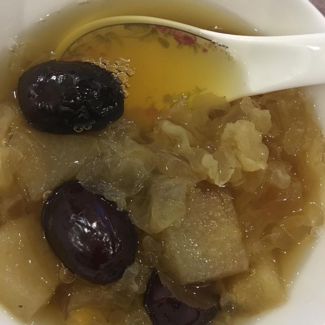 雪梨银耳红枣汤
