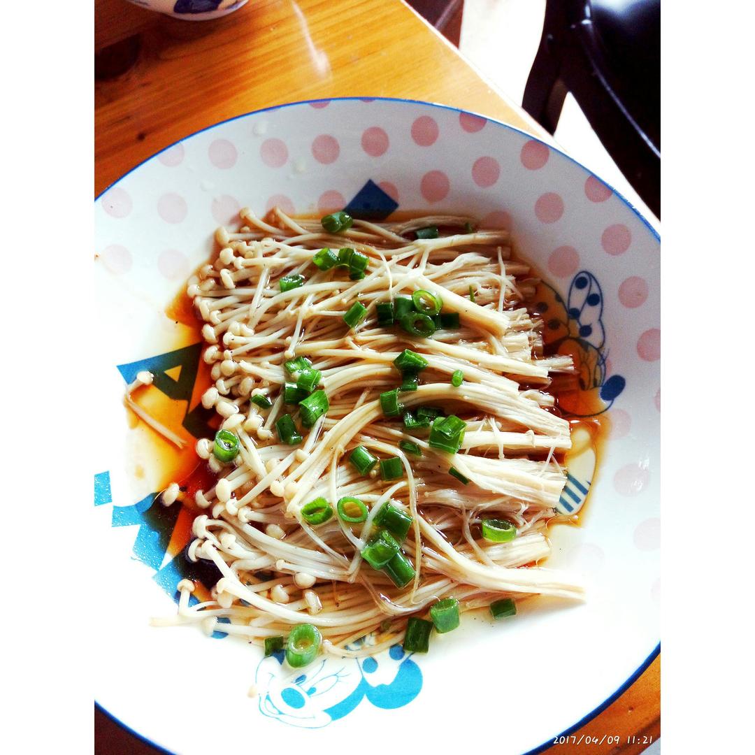 葱油金针菇——10分钟快手菜，你绝对不能错过的美味~