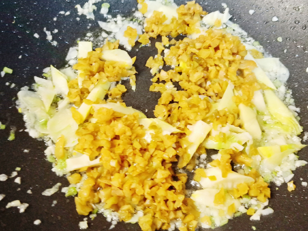 复刻《昨日的美食》-- 蛋炒竹笋配榨菜的做法 步骤7