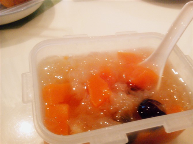 银耳红枣枸杞甜汤
