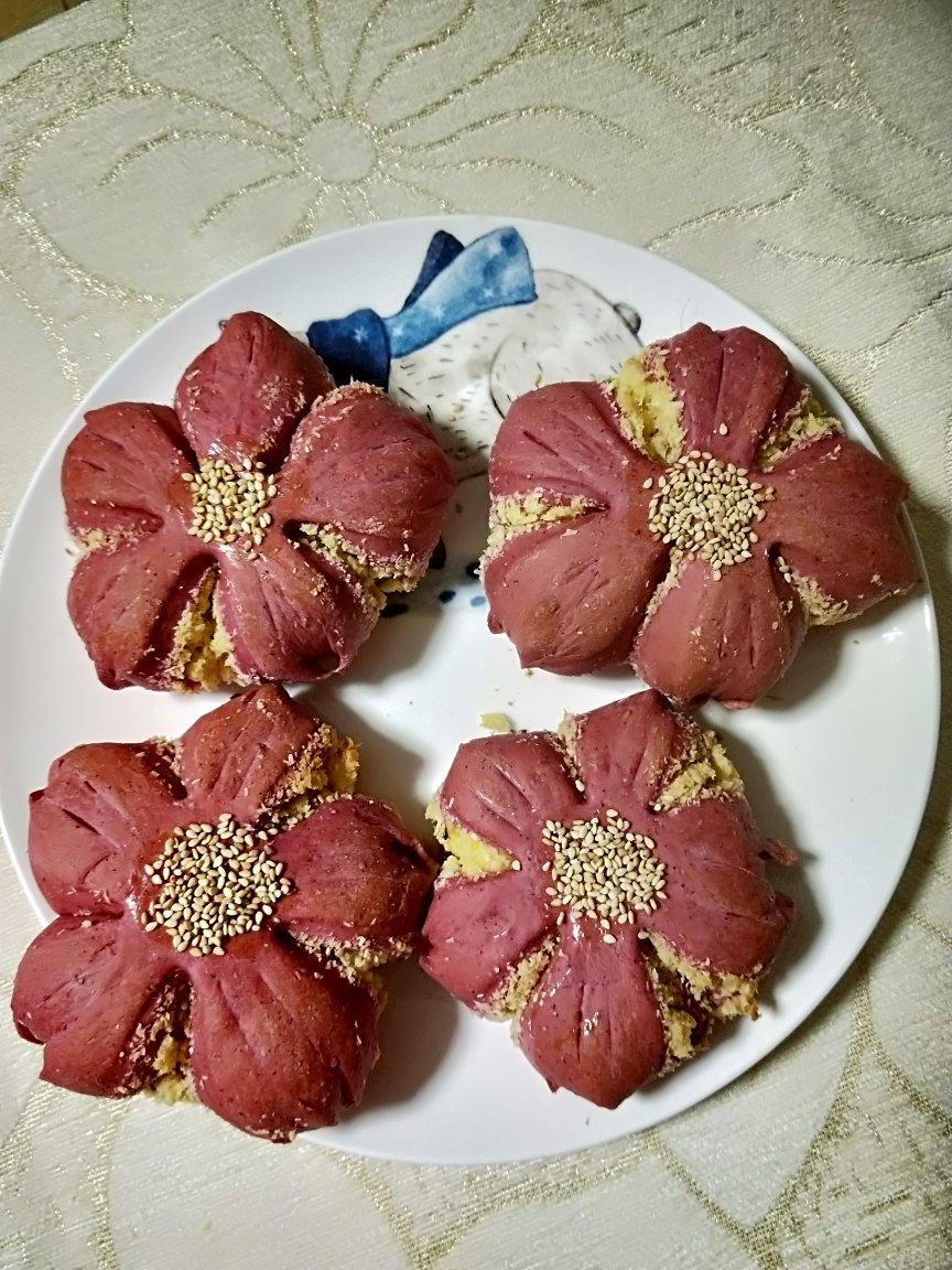 一款颜值超高的面包～火龙果椰蓉樱花面包